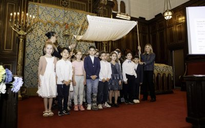 Les élèves de 2e année célèbrent Simhat Torah avec leurs grands-parents